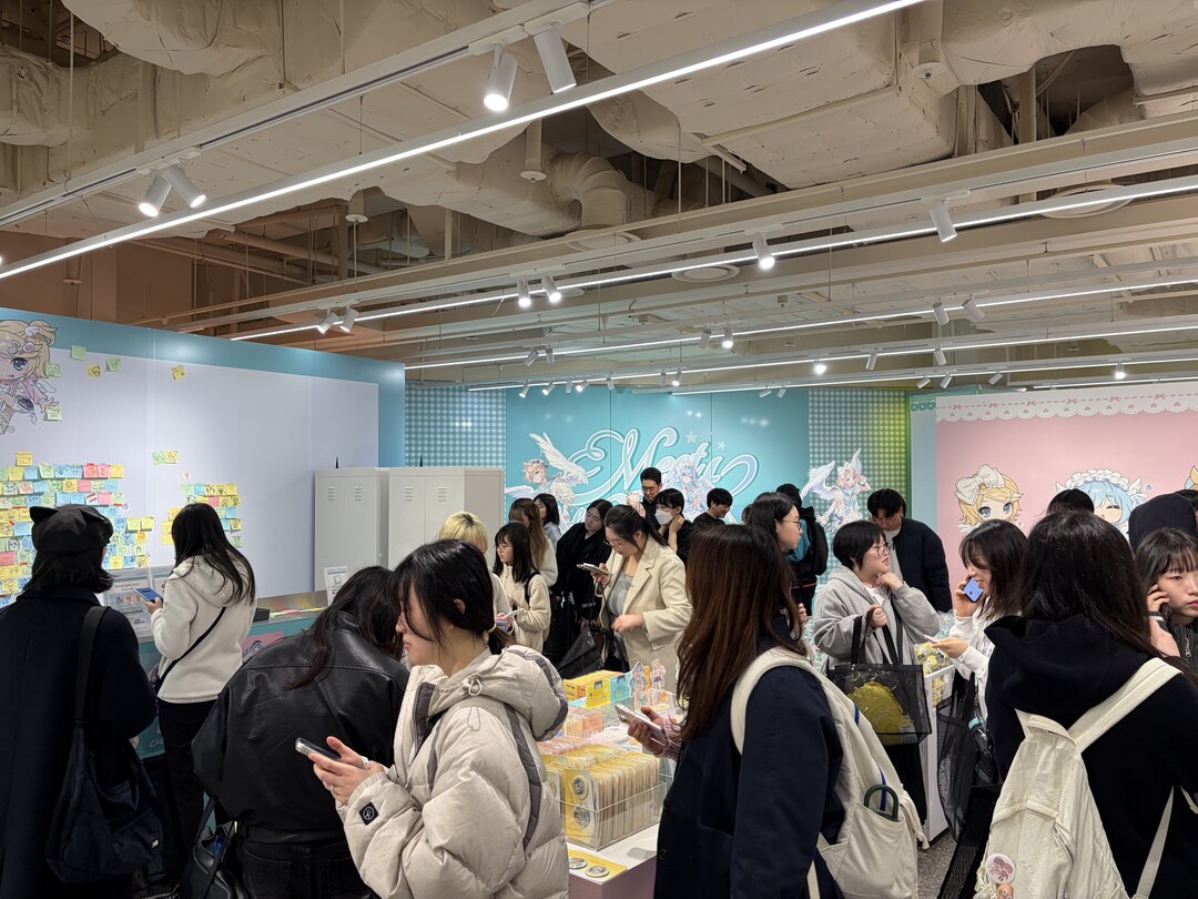 ‘하츠네 미쿠’ 팝업, 타임스퀘어 점령… 여성 팬덤 및 ‘린·렌’ 수요 폭발